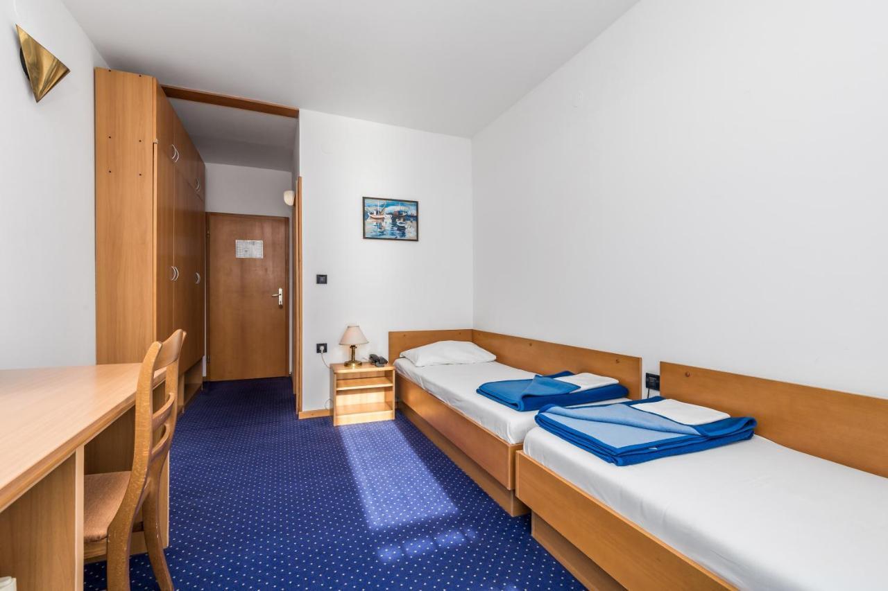 The Loza - Seaside Festival Hotel Novalja Bagian luar foto